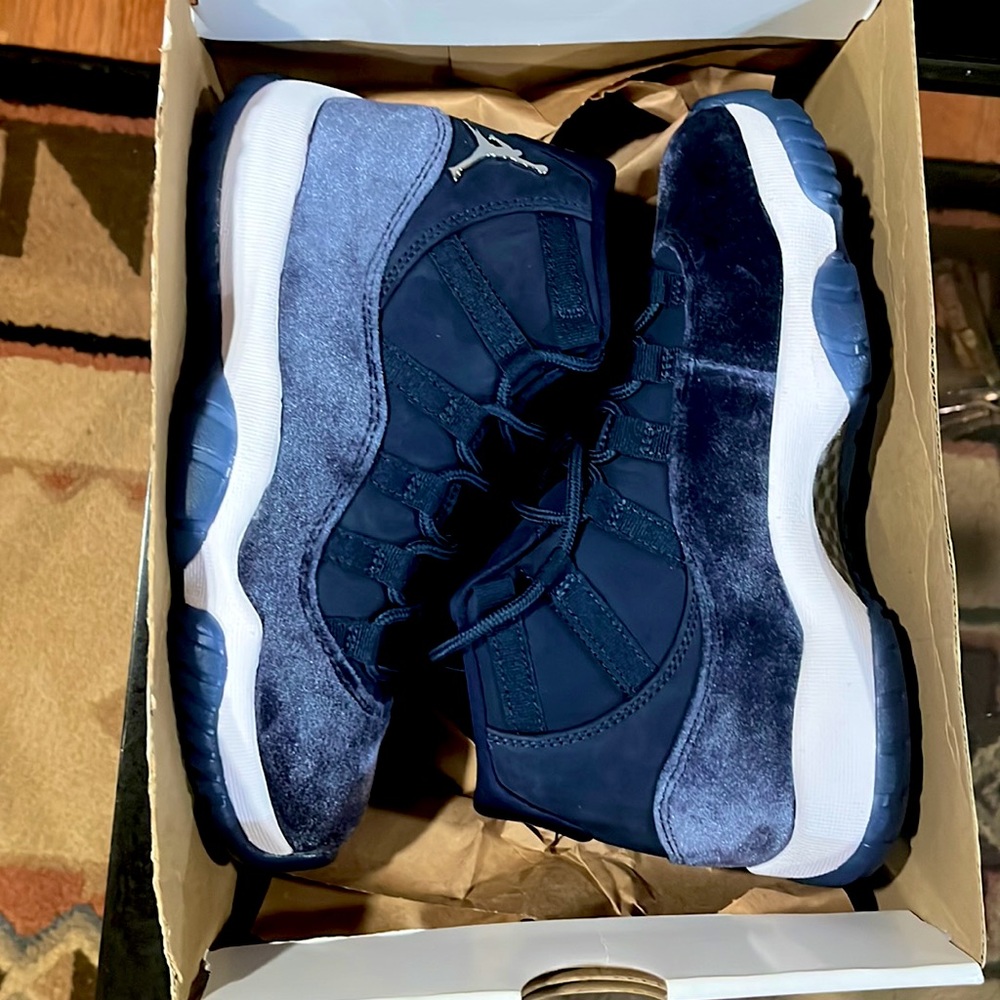AIR JORDAN 11s Women / Size 7 / Brand New box has no lid